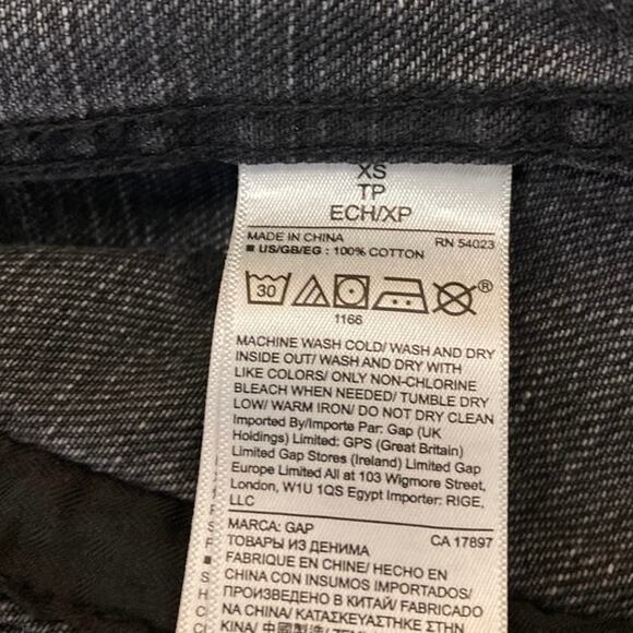 GAP Women's Black Washed Long Sleeve Button Down Pockets Denim Jean Jacket Sz XS - Picture 4 of 4